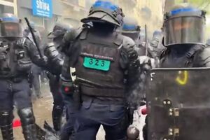 ببینید | لحظه آتش زدن پلیس فرانسه توسط معترضان خشمگین