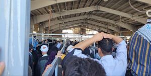 ازدحام جمعیت در پی بسته شدن مرزمهران از سوی عراق + فیلم