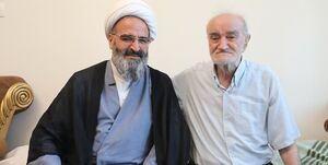 بوسه نماینده رهبری بر دستان معلم کلاس اول خود + عکس