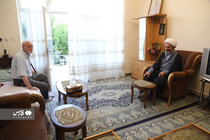 بوسه نماینده رهبری بر دستان معلم کلاس اول خود + عکس 2