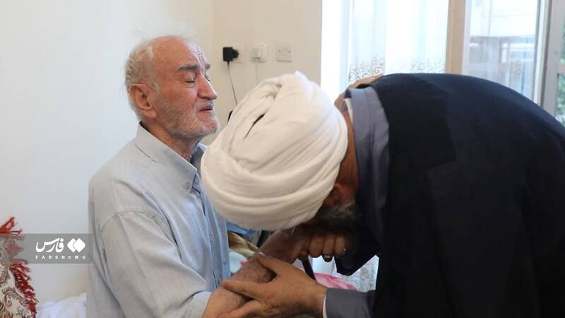 بوسه نماینده رهبری بر دستان معلم کلاس اول خود + عکس 3