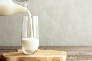 مضرات خوردن بیش از اندازه شیر