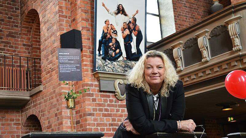 نمایش تابلوهای ضدانسانی و موهن در پارلمان اروپا/ چپهای اروپایی حواریون مسیح را هم «رنگینکمانی» کردند+عکس