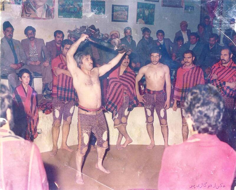 یکی از ورزش کاران درحال کباده زنی در زورخانه ای درشهربجنورد.