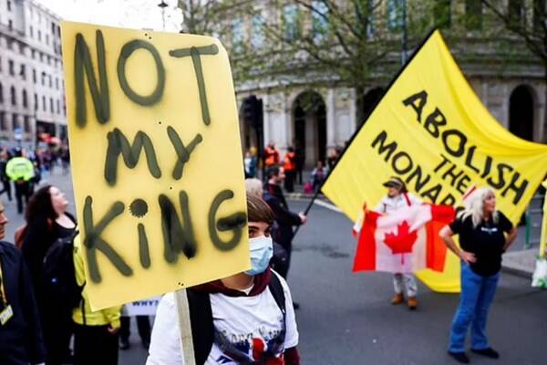 تظاهرات هزاران نفری علیه تاجگذاری پادشاه انگلیس+فیلم