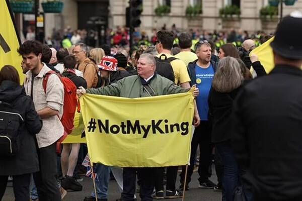 تظاهرات هزاران نفری علیه تاجگذاری پادشاه انگلیس+فیلم