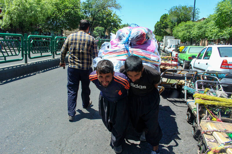 عکس/ چرخی برای چرخاندن چرخ های زندگی