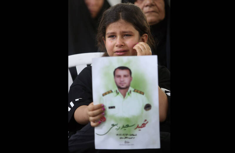 عکس/ اشک‌های دختر شهید سعید ربیعی در فراق پدر