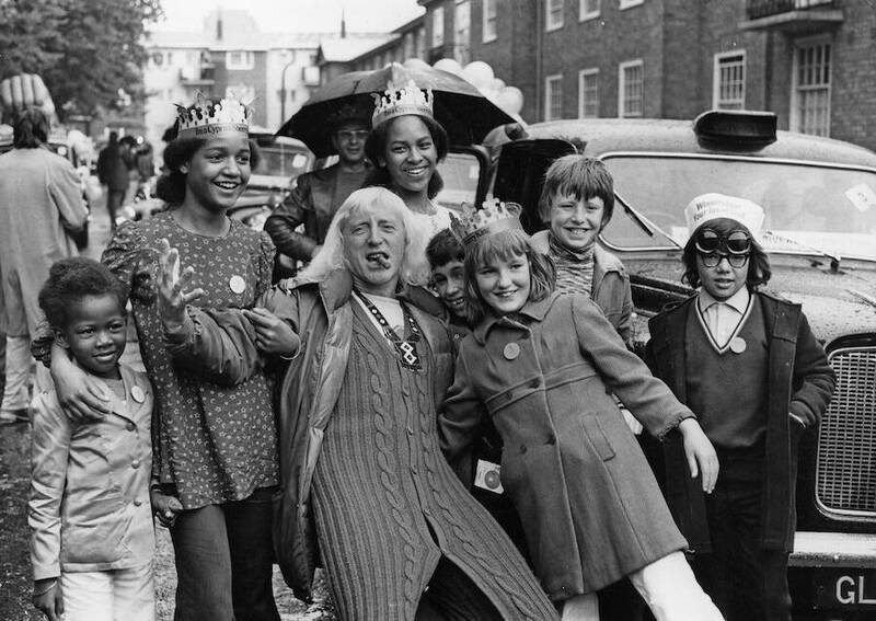 نزدیکترین دوستان و مشاوران «شاه چارلز» مجرمان جنسی خطرناک بودند+ فیلم و عکس