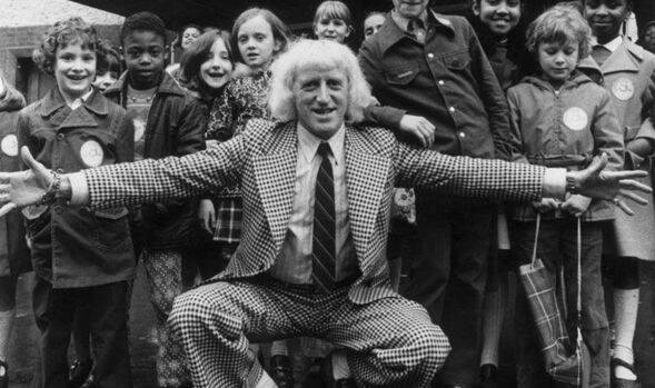 نزدیکترین دوستان و مشاوران «شاه چارلز» مجرمان جنسی خطرناک بودند+ فیلم و عکس