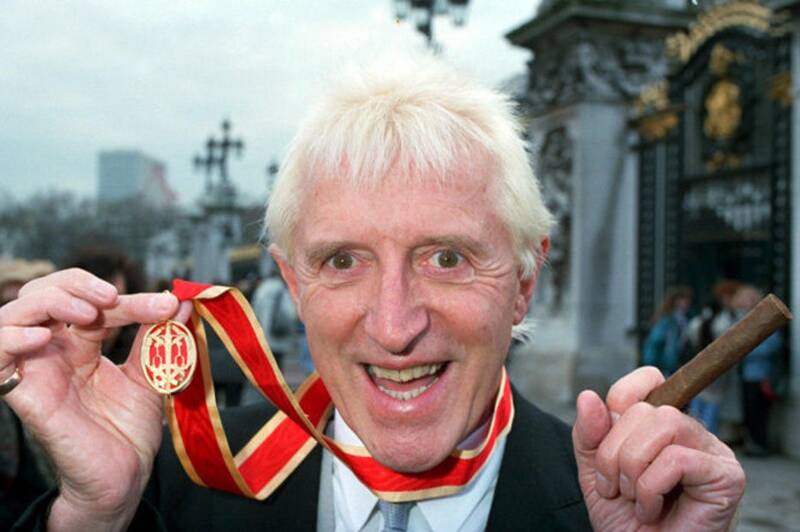 نزدیکترین دوستان و مشاوران «شاه چارلز» مجرمان جنسی خطرناک بودند+ فیلم و عکس