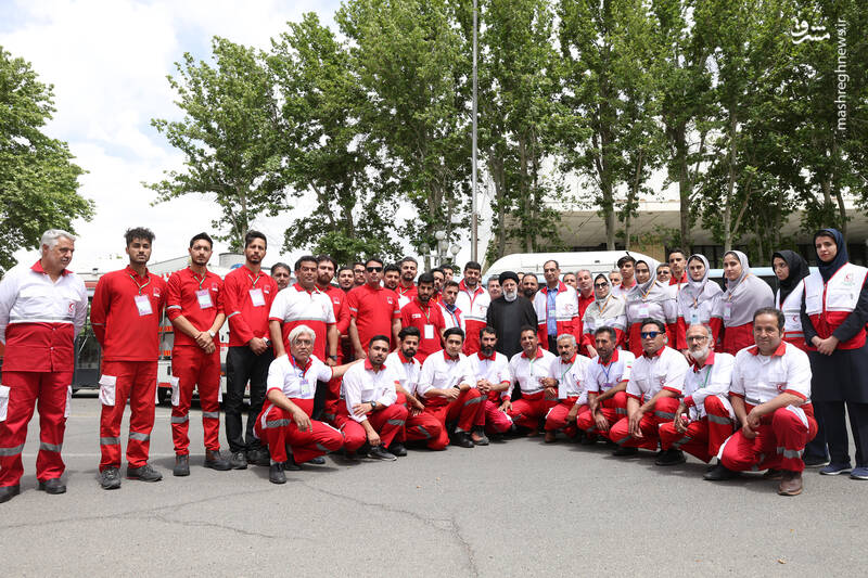 عکس یادگاری رئیسی با هلال احمریها