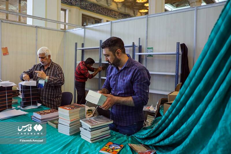 آماده سازی غرفه های کتاب قبل از مراسم افتتاحیه سی‌وچهارمین نمایشگاه بین‌المللی کتاب تهران