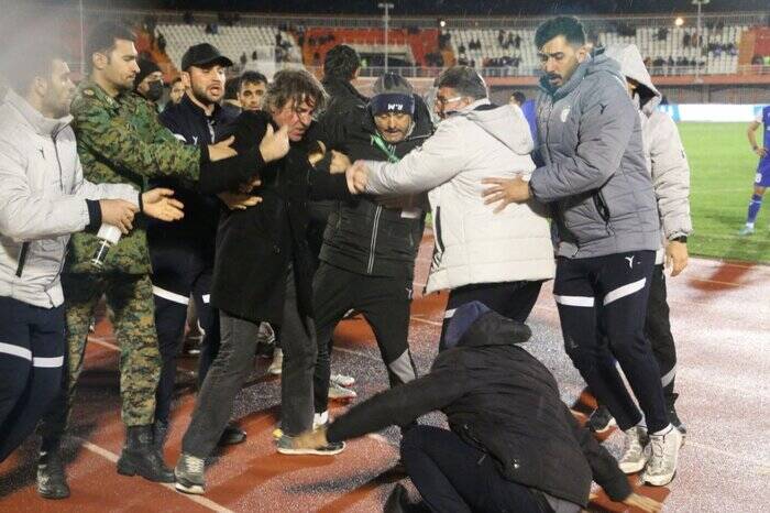 امیدوارم صنعت نفت در لیگ باقی بماند/ سرمربی استقلال نرمال نیست