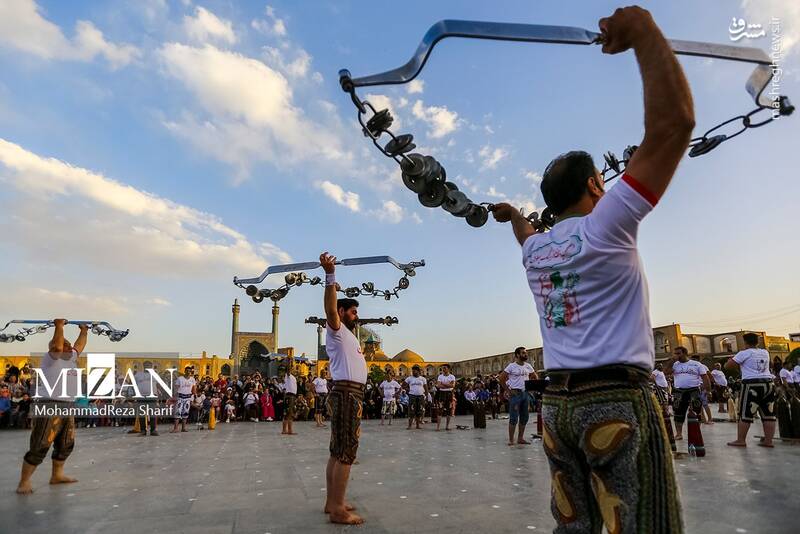 عکس / ورزش زورخانهای در میدان نقش جهان 11