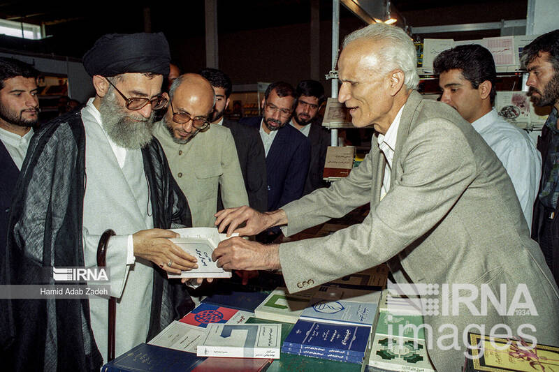 بازدیدهای رهبر انقلاب از سی و سه دوره نمایشگاه کتاب تهران 2