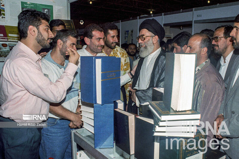 بازدیدهای رهبر انقلاب از سی و سه دوره نمایشگاه کتاب تهران 5