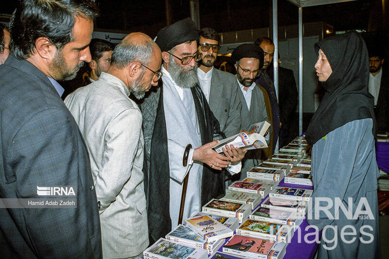 بازدیدهای رهبر انقلاب از سی و سه دوره نمایشگاه کتاب تهران 6