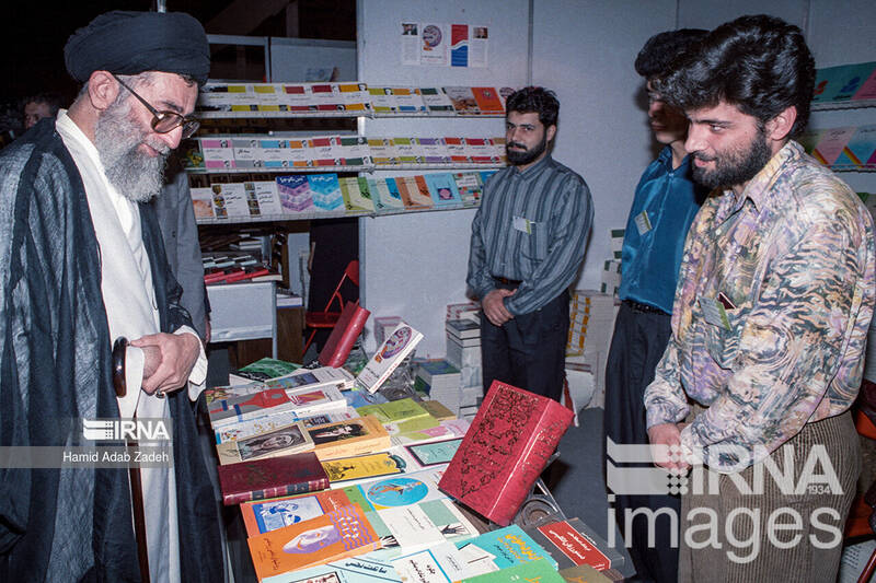 بازدیدهای رهبر انقلاب از سی و سه دوره نمایشگاه کتاب تهران 7