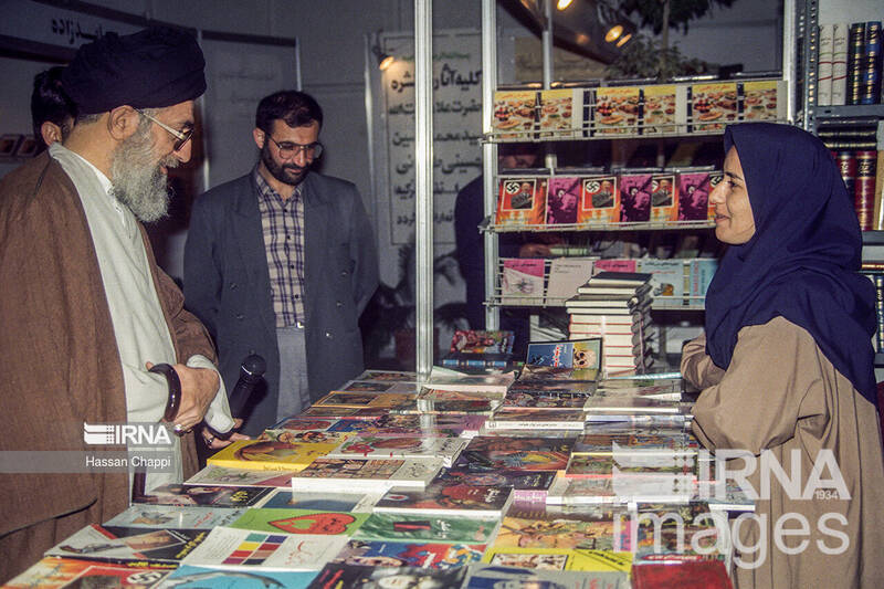 بازدیدهای رهبر انقلاب از سی و سه دوره نمایشگاه کتاب تهران 8