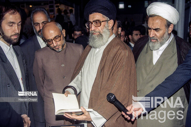 بازدیدهای رهبر انقلاب از سی و سه دوره نمایشگاه کتاب تهران 9