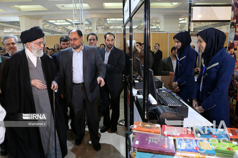بازدیدهای رهبر انقلاب از سی و سه دوره نمایشگاه کتاب تهران 10
