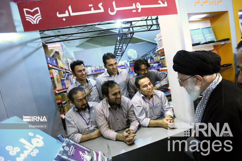 بازدیدهای رهبر انقلاب از سی و سه دوره نمایشگاه کتاب تهران 11