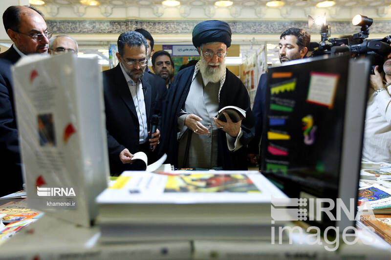 بازدیدهای رهبر انقلاب از سی و سه دوره نمایشگاه کتاب تهران 12