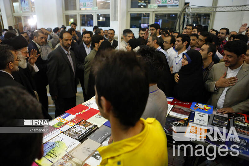 بازدیدهای رهبر انقلاب از سی و سه دوره نمایشگاه کتاب تهران 13