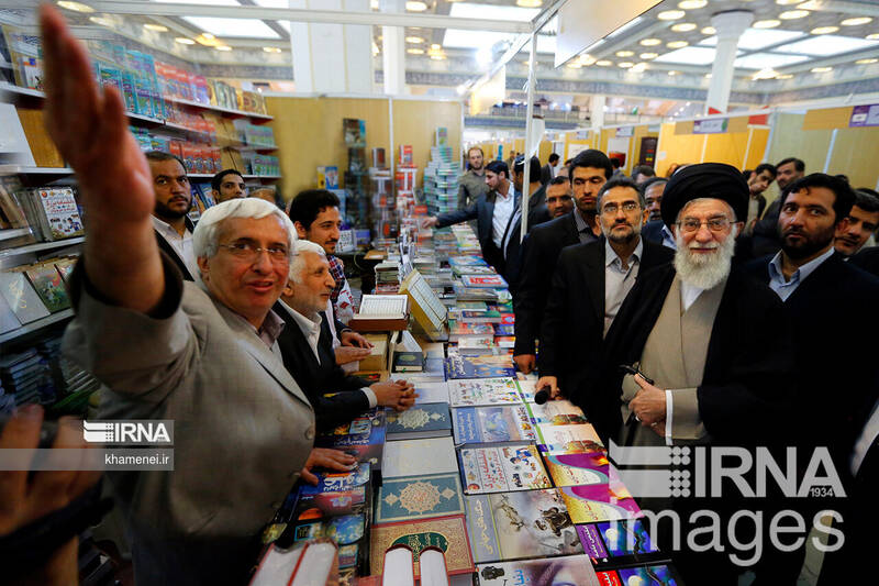 بازدیدهای رهبر انقلاب از سی و سه دوره نمایشگاه کتاب تهران 14