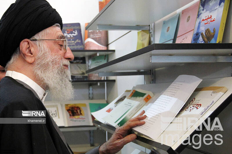 بازدیدهای رهبر انقلاب از سی و سه دوره نمایشگاه کتاب تهران 15