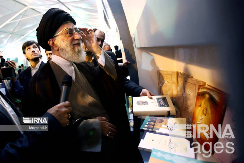 بازدیدهای رهبر انقلاب از سی و سه دوره نمایشگاه کتاب تهران 16