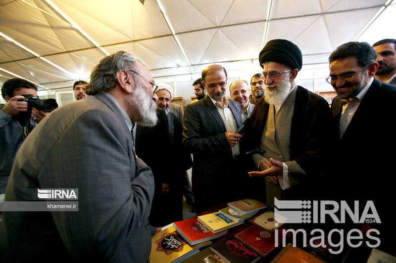 بازدیدهای رهبر انقلاب از سی و سه دوره نمایشگاه کتاب تهران 18