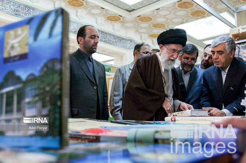 بازدیدهای رهبر انقلاب از سی و سه دوره نمایشگاه کتاب تهران 21