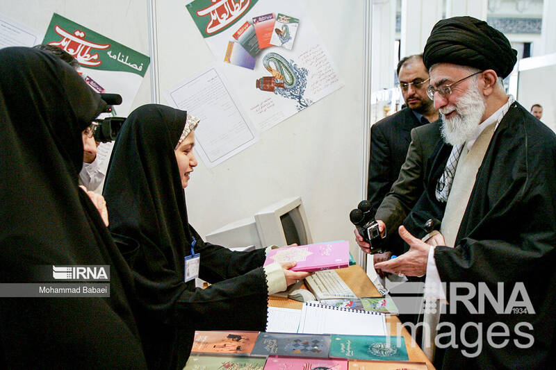 بازدیدهای رهبر انقلاب از سی و سه دوره نمایشگاه کتاب تهران 22