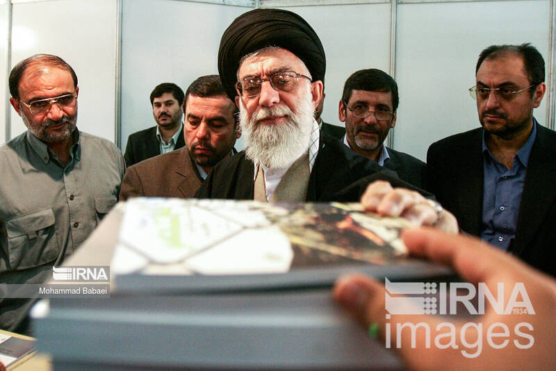بازدیدهای رهبر انقلاب از سی و سه دوره نمایشگاه کتاب تهران 23