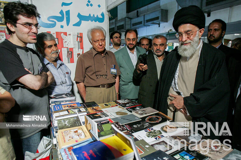 بازدیدهای رهبر انقلاب از سی و سه دوره نمایشگاه کتاب تهران 24