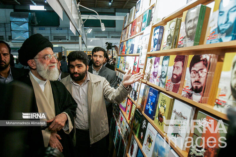 بازدیدهای رهبر انقلاب از سی و سه دوره نمایشگاه کتاب تهران 25