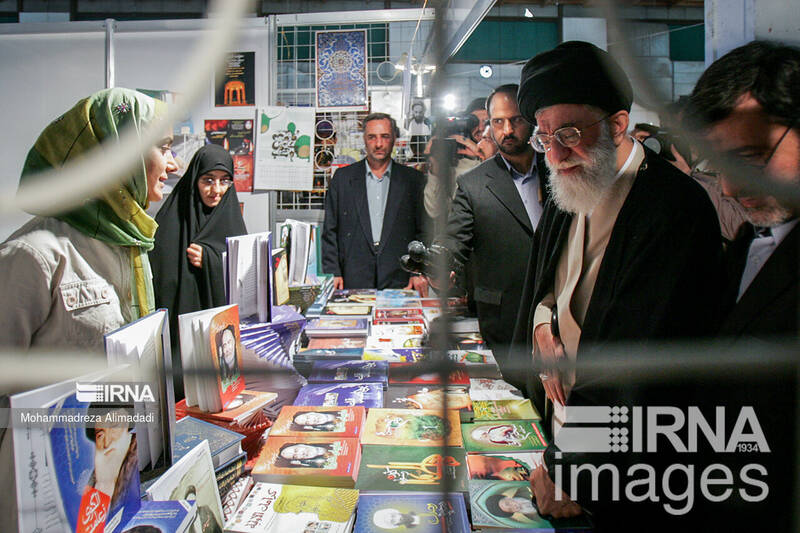 بازدیدهای رهبر انقلاب از سی و سه دوره نمایشگاه کتاب تهران 26