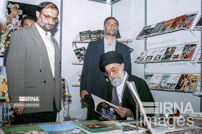 بازدیدهای رهبر انقلاب از سی و سه دوره نمایشگاه کتاب تهران 27