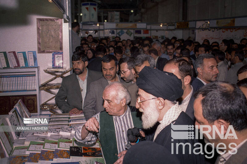 بازدیدهای رهبر انقلاب از سی و سه دوره نمایشگاه کتاب تهران 28