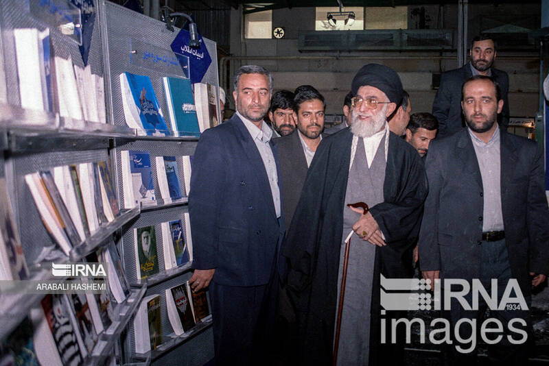 بازدیدهای رهبر انقلاب از سی و سه دوره نمایشگاه کتاب تهران 29