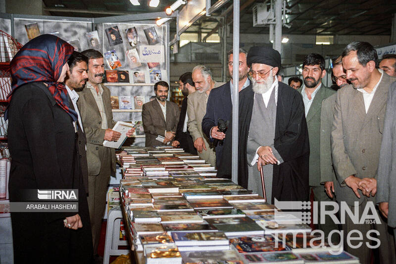 بازدیدهای رهبر انقلاب از سی و سه دوره نمایشگاه کتاب تهران 30