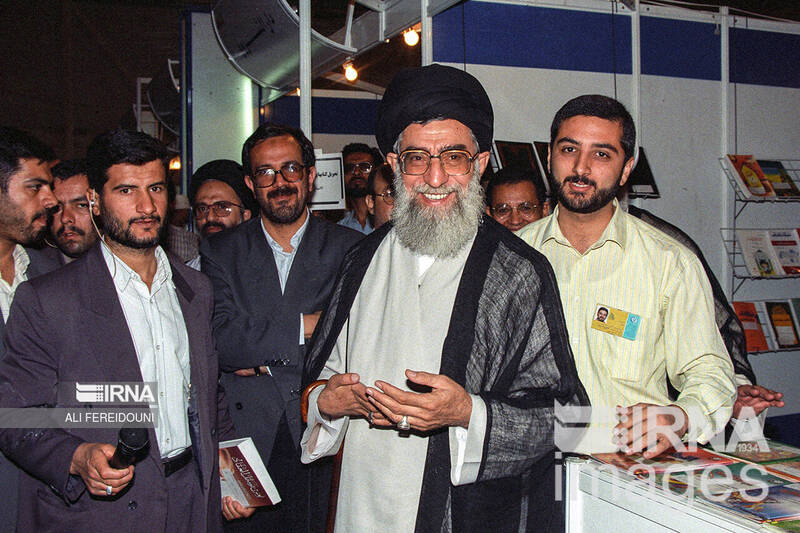 بازدیدهای رهبر انقلاب از سی و سه دوره نمایشگاه کتاب تهران 32
