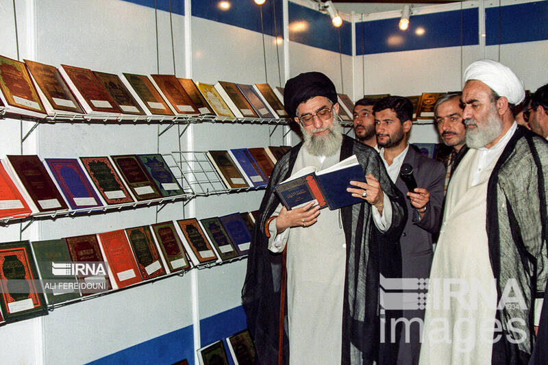 بازدیدهای رهبر انقلاب از سی و سه دوره نمایشگاه کتاب تهران 34