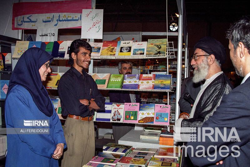 بازدیدهای رهبر انقلاب از سی و سه دوره نمایشگاه کتاب تهران 35