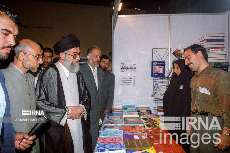 بازدیدهای رهبر انقلاب از سی و سه دوره نمایشگاه کتاب تهران 36
