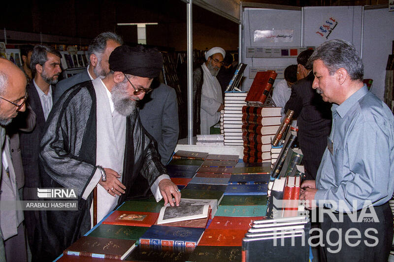 بازدیدهای رهبر انقلاب از سی و سه دوره نمایشگاه کتاب تهران 37