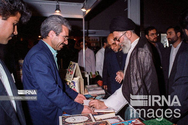 بازدیدهای رهبر انقلاب از سی و سه دوره نمایشگاه کتاب تهران 39