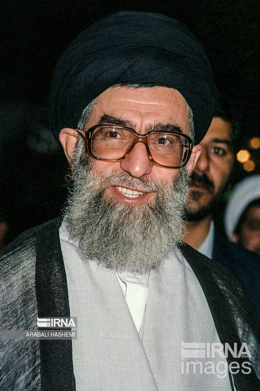 بازدیدهای رهبر انقلاب از سی و سه دوره نمایشگاه کتاب تهران 40